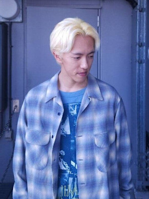 ブロンドヘア前下がりのショート