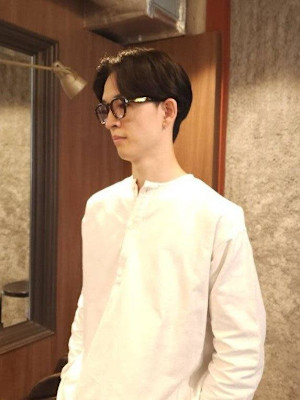 メンズの前下がりのショートヘア