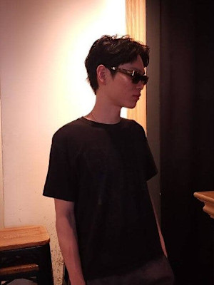 メンズの前下がりのショートヘア