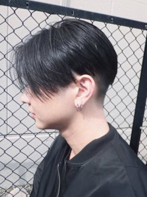 前下がりセンターパートショート 刈り上げ メンズショート