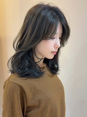 アッシュカラー 顔周りカット 艶髪 レイヤー 韓国ヘア