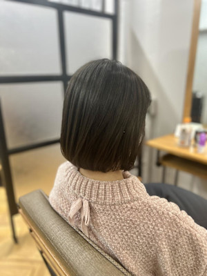 オリーブカラーのボブ