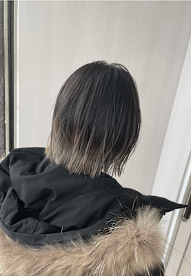 ホワイトグレージュ×切りっぱなしボブグラデーション