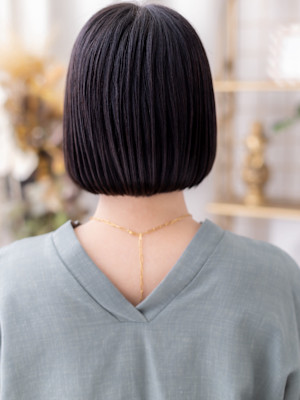 黒髪艶カラーシンメトリー切りっぱなしボブ　ダークブラウン