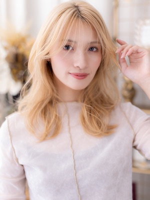 ミルクティーブロンドドライパーマカーテンバング　顔周りカット