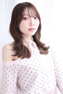 ミディアムレイヤー ミルクティーカラー 前髪カット 20代 