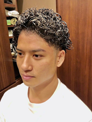 アップバング スキンフェード ツーブロック ツイストパーマ