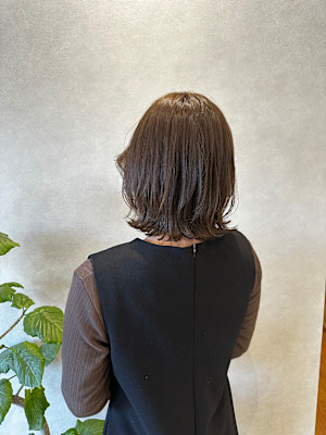 オリーブカラー×レイヤーボブ