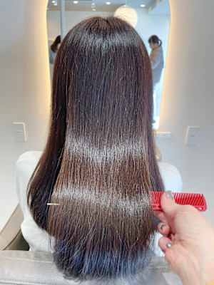 赤みを抑えた髪質改善ヘアカラー