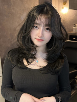 《巴結生》グレージュ/ハッシュカット/レイヤー