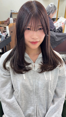 サイドバングで重すぎない艶ヘアに！