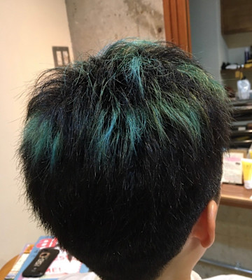 アクセントカラーの入ったベリーショート