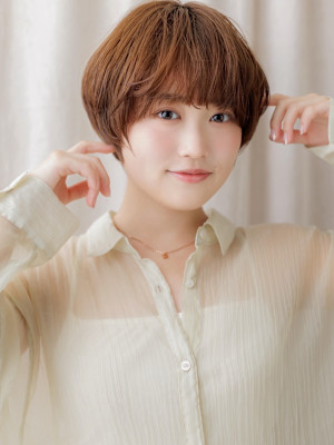 ウォームベージュ丸みショートマッシュルームヘア20代30代