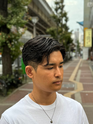 刈り上げフェザーショート