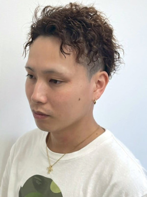 スパイラルパーマ ブラウンカラー ツーブロック アップバング