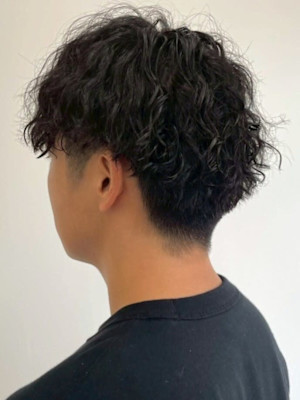 スパイラルパーマ ツーブロックマッシュ 黒髪ショート 20代