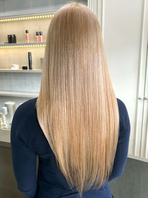 ホワイトベージュ ケアブリーチ ハイトーン ロング 髪質改善