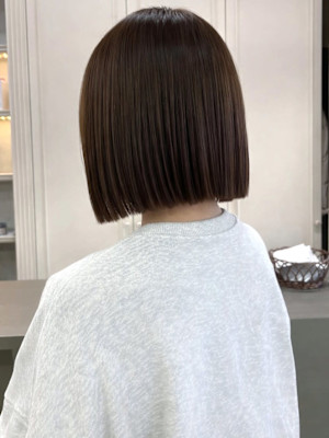 グレージュ 切りっぱなしボブ ぱつっとボブ ミニボブ 20代