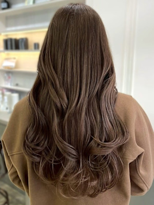 ミルクティーアッシュ ベージュ ハイトーン ロングヘア