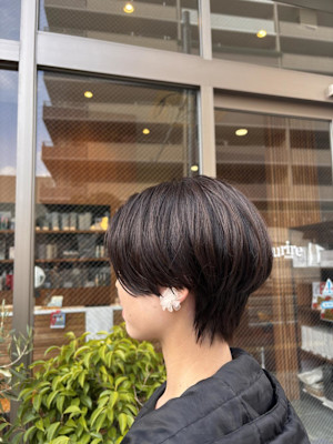 アクセサリーが映えるショートカット