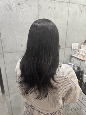 赤みを抑えたオリーブグレイ