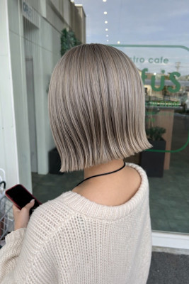 シアーグレージュデザインカラーハイライトコンパクトボブ