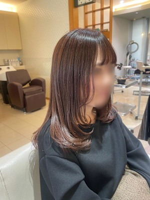 顔まわりレイヤーで動きのあるツヤロング