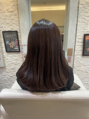 顔まわりレイヤーで動きのあるツヤロング