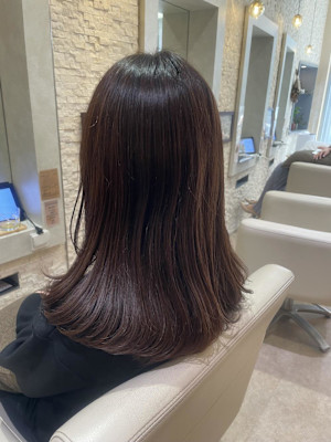 顔まわりレイヤーで動きのあるツヤロング