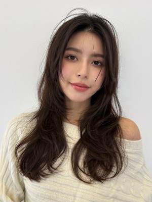 ミディアムレイヤーカット/インナーカラー/イヤリングカラー