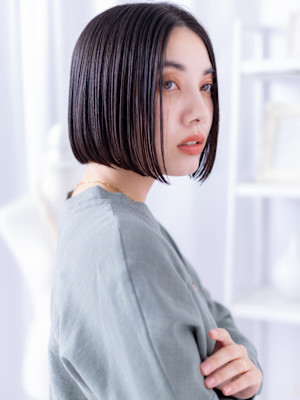 黒髪艶カラーシンメトリー切りっぱなしボブ　ダークブラウン