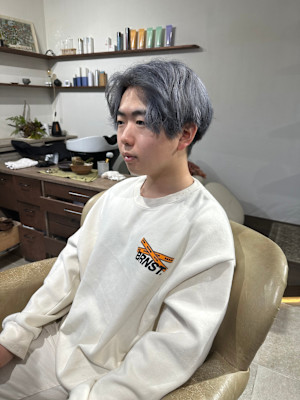 ツーブリーチで造る、メンズセンターパートシルバーカラー