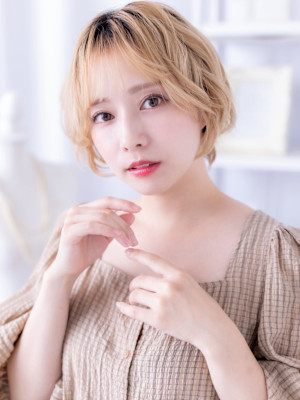 韓国風ハイトーンカラー小顔プードルパーマ　顔周りカット