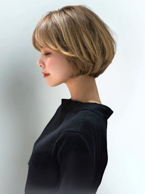 ブリーチ ブロンドベージュ 顔周りカット ショートボブ