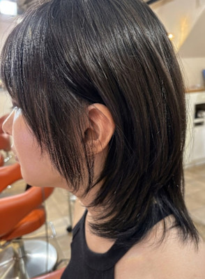 暗髪で魅せる軽やかな質感のレイヤーボブ【093スタイル】