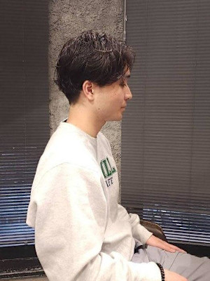 前下がりのショートヘア