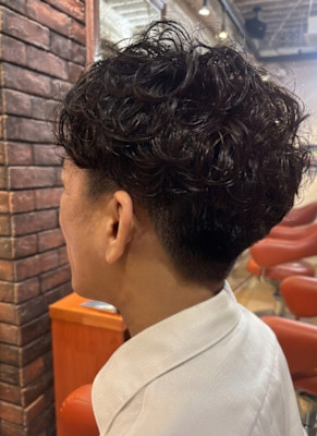 大人の色気を引き出す強めパーマ×ツーブロック【094スタイル