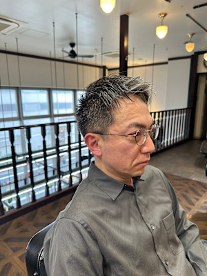 50代グレーヘア活かしショート