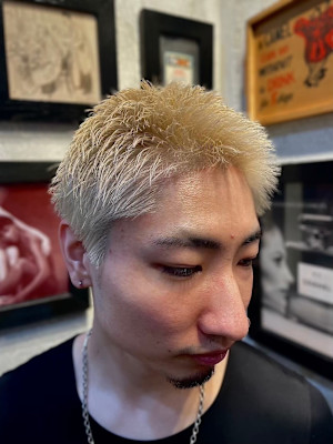 ホワイトメッシュ×ベリーショートフェード魅せる大人ストリート