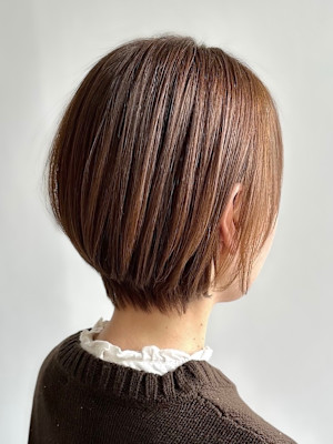 ひし形シルエットの大人ショートボブ