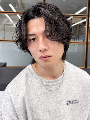 暗髪ツイスパ×ニュアンスパーマでこなれ感◎メンズカット