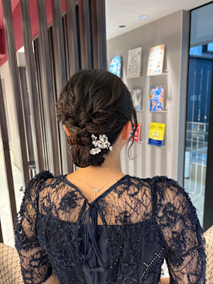 編み込みで魅せる、上品シニヨンアレンジ