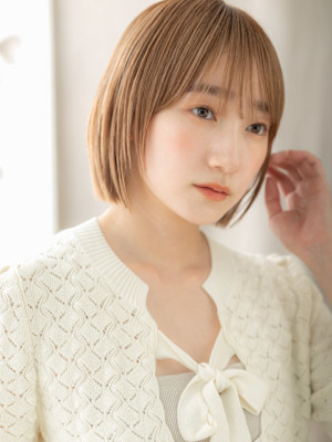ミルクティーブロンド小顔シャギーカット丸みボブ10代20代
