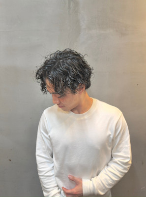 大人の色気×無造作ウェーブ：強めニュアンスショート