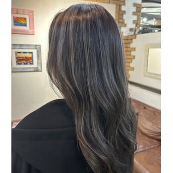 派手すぎない大人ハイライトで、自然に垢抜ける