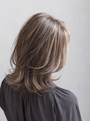 くびれミディアム白髪ぼかしハイライト