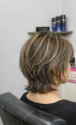 ショートウルフ×白髪ぼかしハイライト