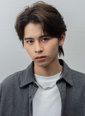 メンズベージュカラーセンターパートフェザーパーマ