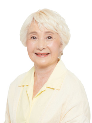 エレガントに白髪を楽しむ！大人世代の華やかレイヤーショート