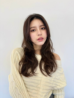 ミディアムレイヤーカット/インナーカラー/イヤリングカラー